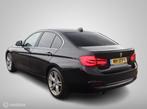 BMW 3-serie 318i EXE H6 Navigatie Full Led 18"Velgen DonkerG, Lichtsensor, Zwart, Origineel Nederlands, Handgeschakeld