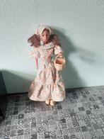 Barbie als boerin met mandje en klompen, Ophalen of Verzenden