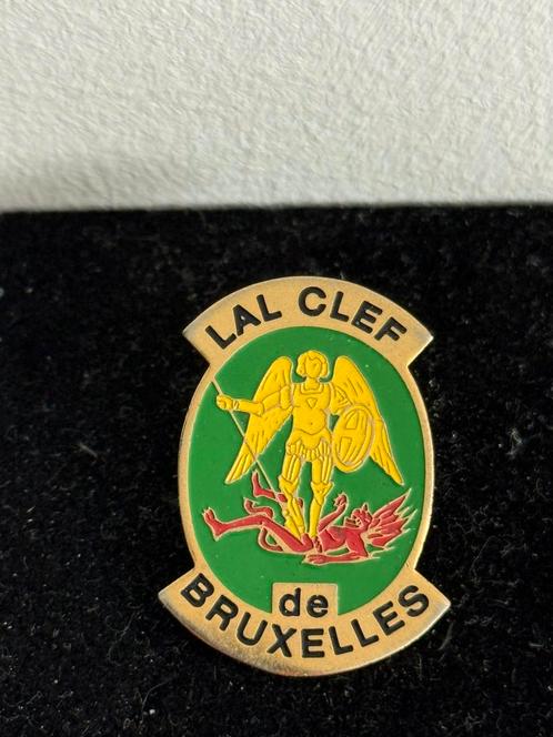 Lal Clef de Bruxelles Vintage Pin, Verzamelen, Speldjes, Pins en Buttons, Gebruikt, Speldje of Pin, Overige onderwerpen, Ophalen of Verzenden