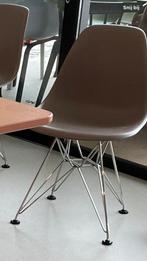 warmgrijze stoelen vitra eames ruilen, Huis en Inrichting, Ophalen of Verzenden, Overige kleuren, Vier
