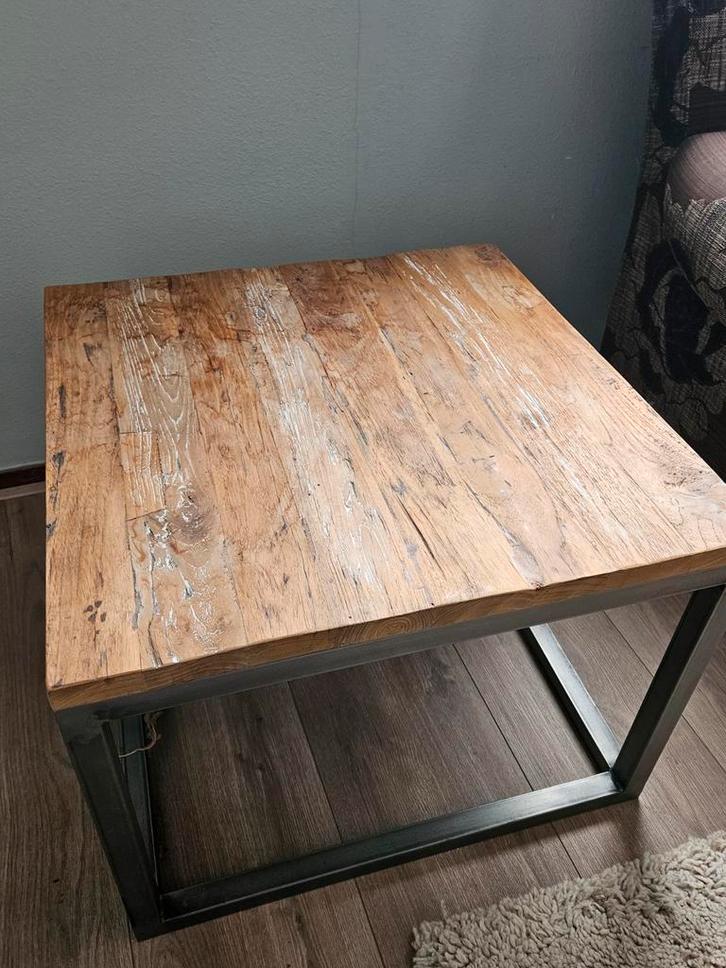 Industriele teak houten bijzettafel op metalen frame 60x60x4, Huis en Inrichting, Tafels | Salontafels, Zo goed als nieuw, Minder dan 50 cm