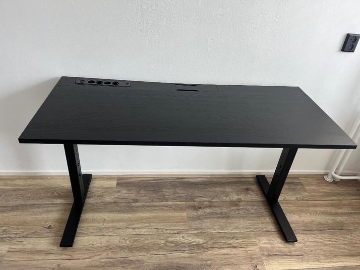 IKEA bureau, Huis en Inrichting, Bureaus, Zo goed als nieuw, Bureau, In hoogte verstelbaar, Ophalen