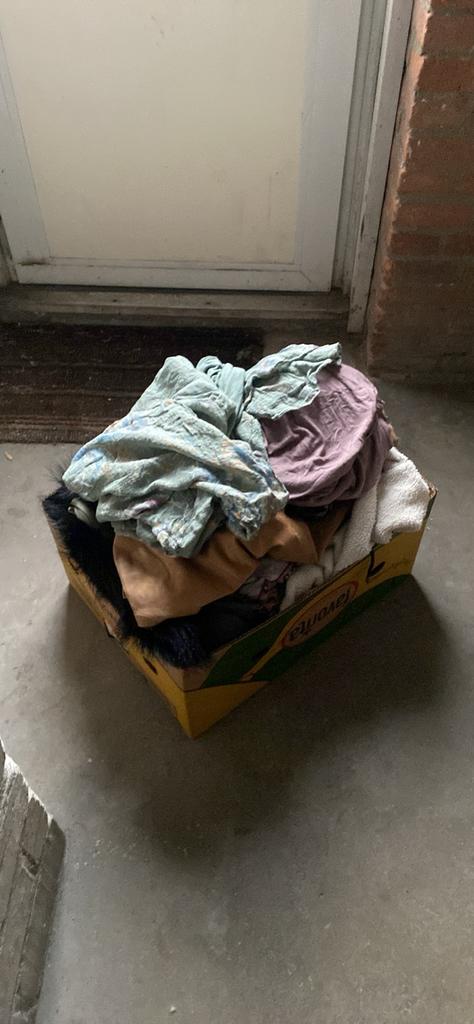Bananendoos vol vrouwenkleding maat S t/m L ophalen voor €15, Ophalen, Zo goed als nieuw, Maat 38/40 (M)