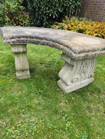 Tuinbank van beton beschikbaar voor biedingen