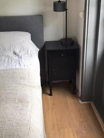 Twee leuke brocante nachtkastjes in zwart overschilderbaar beschikbaar voor biedingen