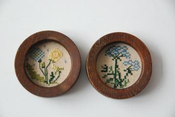 2 Brocante lijstjes met geborduurde bloemen beschikbaar voor biedingen