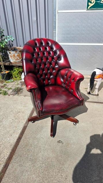Originele Chesterfield oxblood leren  captain chair beschikbaar voor biedingen