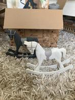 Te koop: 2 houten hobbelpaarden, wit en grijs, Huis en Inrichting, Woonaccessoires | Overige, Ophalen of Verzenden, Nieuw