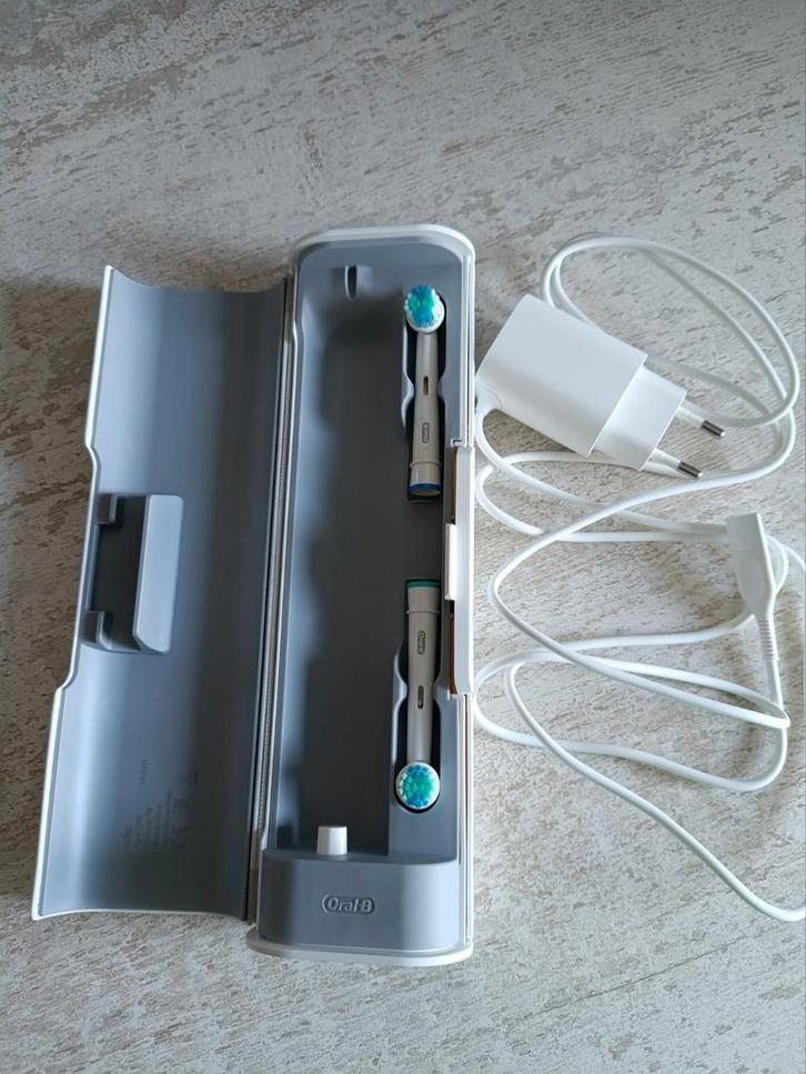 Oral B Braun reisetui 3760 wit, Sieraden, Tassen en Uiterlijk, Uiterlijk | Mondverzorging, Zo goed als nieuw, Overige typen, Ophalen of Verzenden