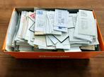 Schoenendoos vol met honderden uitgeknipte zegels (gratis), Postzegels en Munten, Ophalen of Verzenden, Overige landen, Gestempeld