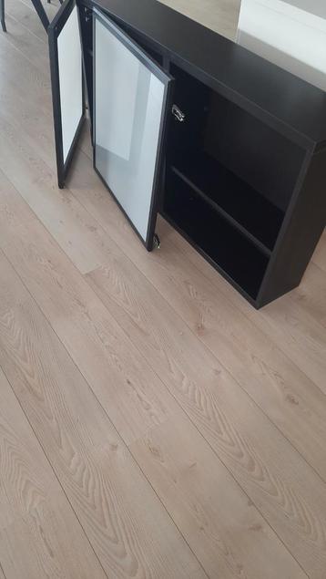 Mooie Wandkast met Glazen Deuren beschikbaar voor biedingen