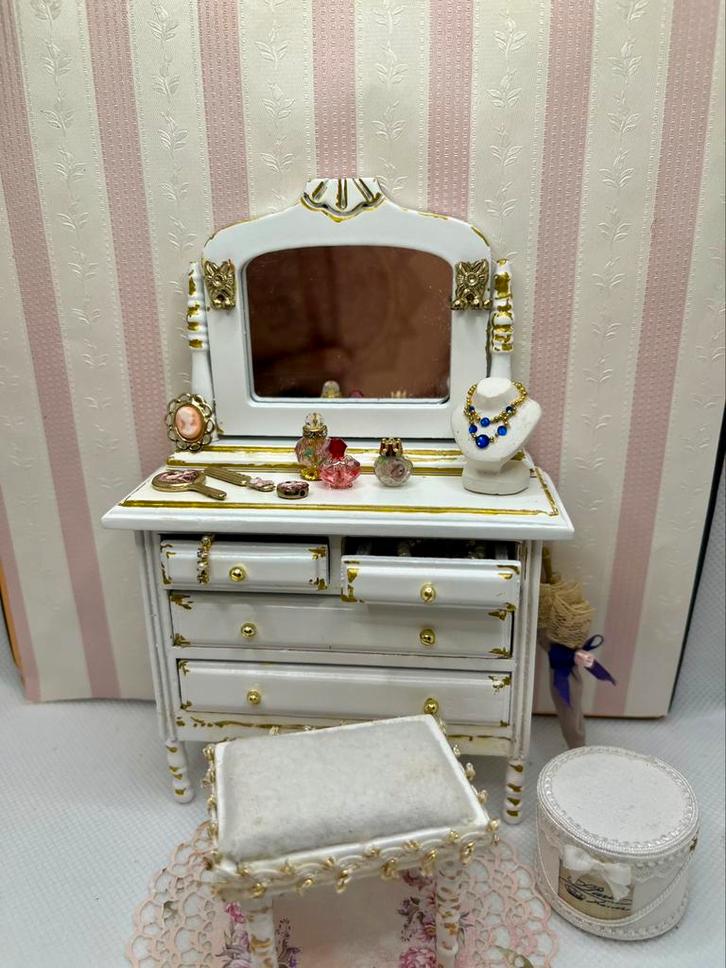 Handgedecoreerde kaptafel 1.12. Met krukje etc, Verzamelen, Poppenhuizen en Toebehoren, Zo goed als nieuw, Poppenhuis, Verzenden