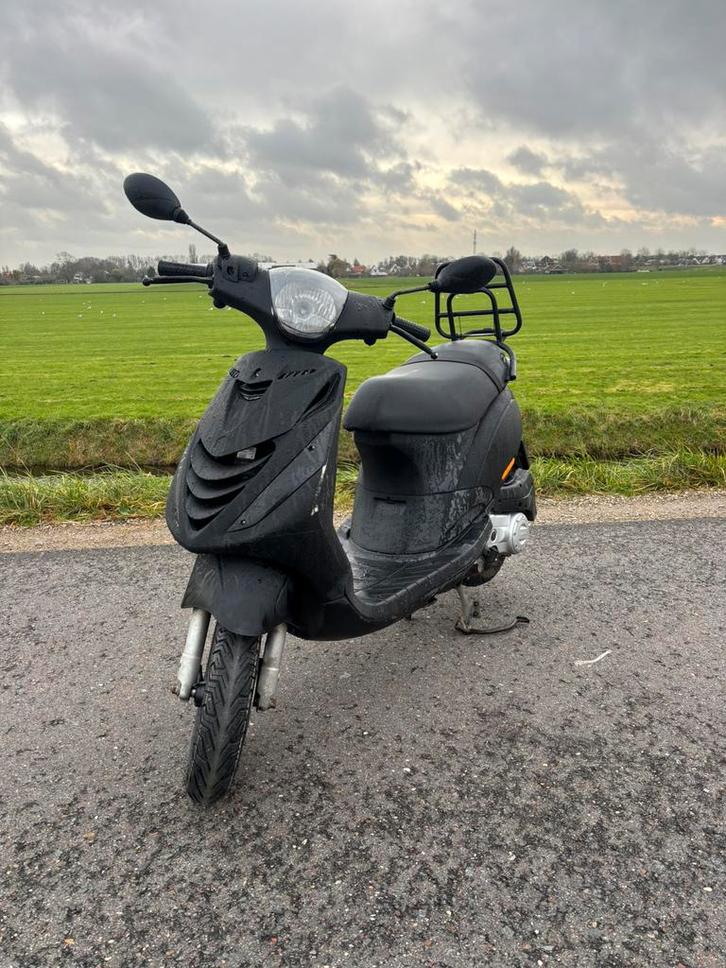 Mooie zwarte Zip 2020 injectie, Fietsen en Brommers, Scooters | Piaggio, Zo goed als nieuw, Zip, Maximaal 45 km/u, Benzine, Ophalen