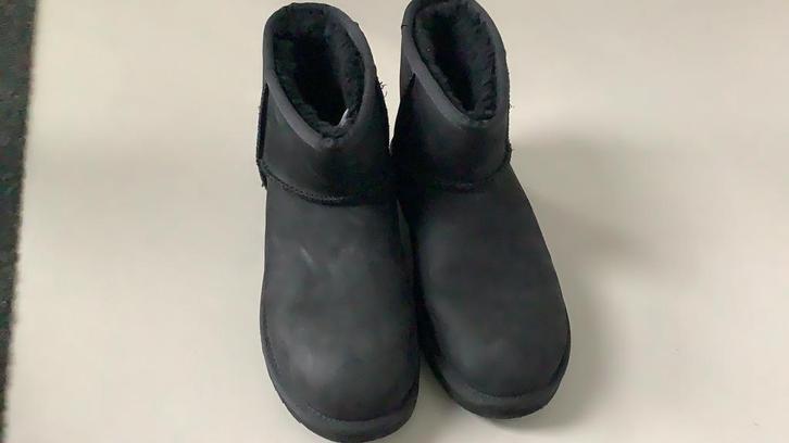 UGG korte laars  zwart Suede, Kleding | Dames, Schoenen, Zo goed als nieuw, Zwart, Ophalen of Verzenden
