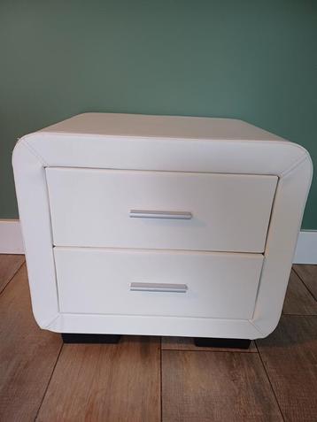 Lederen nachtkastje wit  beschikbaar voor biedingen