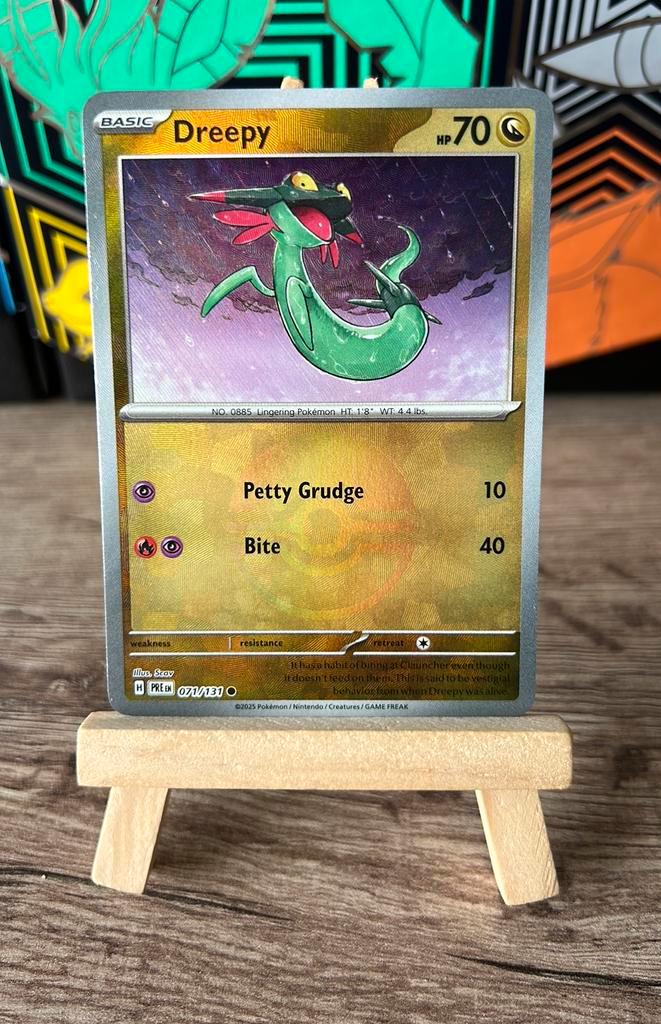 Dreepy 071/131 Pokeball Prismatic Evolutions, Hobby en Vrije tijd, Verzamelkaartspellen | Pokémon, Zo goed als nieuw, Losse kaart