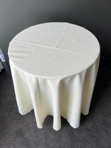 prachtig mooi rond kleed met mooi randje afgewerkt. beschikbaar voor biedingen