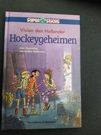Hockeygeheimen - vivian den hollander - zgan, Ophalen of Verzenden, Zo goed als nieuw, Fictie algemeen