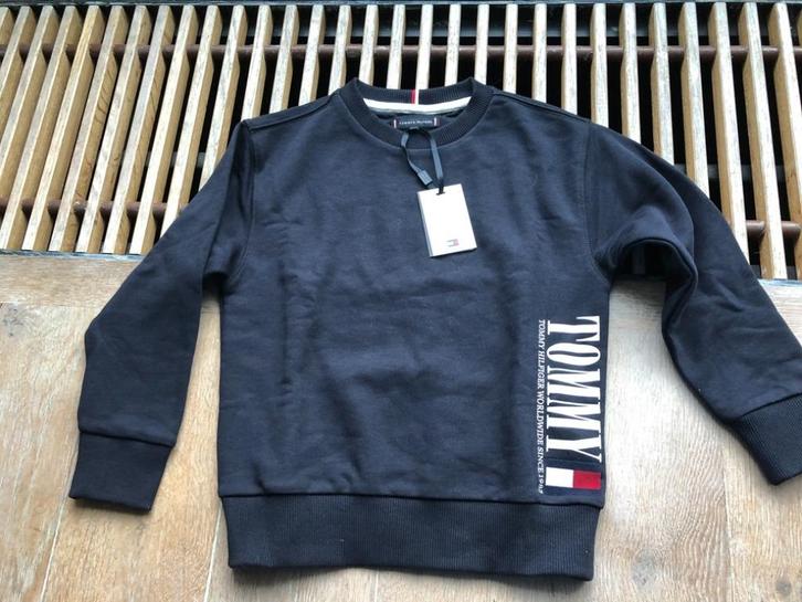 Nieuwe donkerblauwe sweater v. Tommy Hilfiger mt 122, Kinderen en Baby's, Kinderkleding | Maat 122, Nieuw, Jongen of Meisje, Trui of Vest