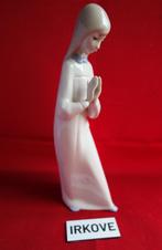 OUD SPAANS BEELDJE * Devoot Meisje *, Verzamelen, Beelden en Beeldjes, Verzenden, Zo goed als nieuw, Mens