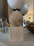 Marmeren  bol op sokkel, Ophalen of Verzenden