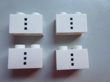 nr. 8423, 4 witte steentjes 1x2 met knoopjes , sneeuwpop beschikbaar voor biedingen