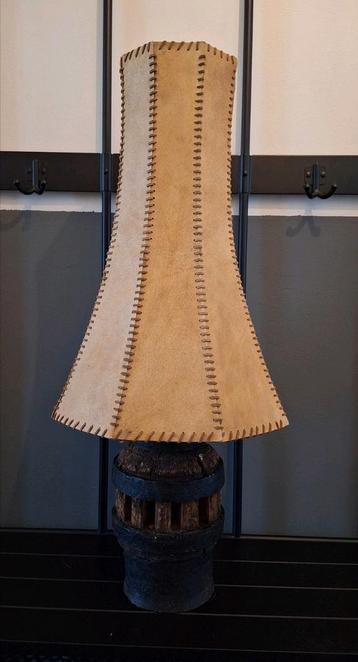 Antieke Lamp met leren perkament kap wagenwiel voet beschikbaar voor biedingen