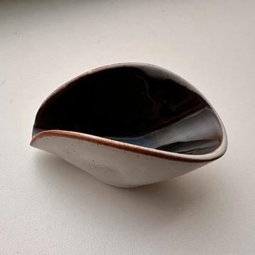 Keramische Schaaltje met 'R' Merk beschikbaar voor biedingen