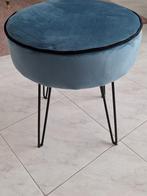 Mooie velvet kruk in de kleur blauw met zwarte pootjes, Ophalen, Nieuw, Overige materialen