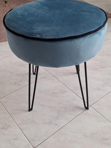 Mooie velvet kruk in de kleur blauw met zwarte pootjes beschikbaar voor biedingen