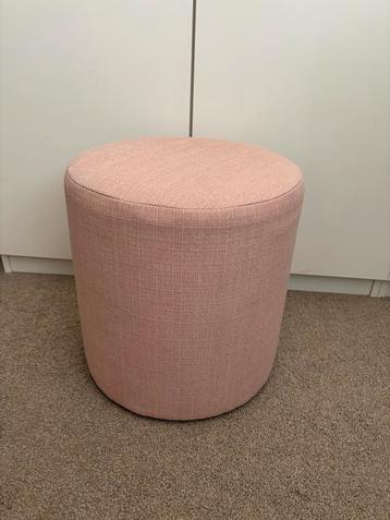 Leuke roze poef beschikbaar voor biedingen