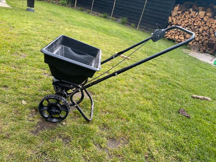 Kunstmeststrooier strooiwagen *te huur*, Tuin en Terras, Hand-tuingereedschap, Overige soorten, Ophalen