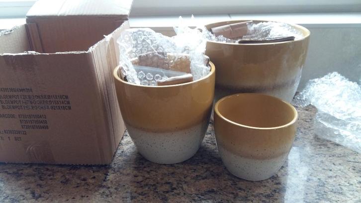 set van 3 mooie nieuwe bloempotten oker kleur, Tuin en Terras, Bloempotten, Nieuw, Overige materialen, Binnen, Balkon, Tuin, Minder dan 40 cm