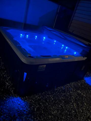 Canadian spa jacuzzi 210x210 werkt perfect beschikbaar voor biedingen