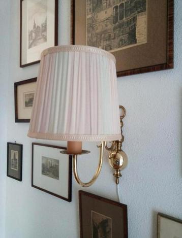 Antiek Koperen Wandlamp met Geplisseerd Kapje beschikbaar voor biedingen