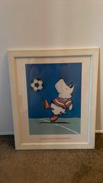 Poster met voetbal hond in lijst, Rechthoekig Staand, Met lijst, Ophalen of Verzenden, Zo goed als nieuw