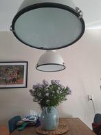 2 stuks lichtgrijze industriele Hanglampen, Gebruikt, Ophalen of Verzenden, Glas, Minder dan 50 cm