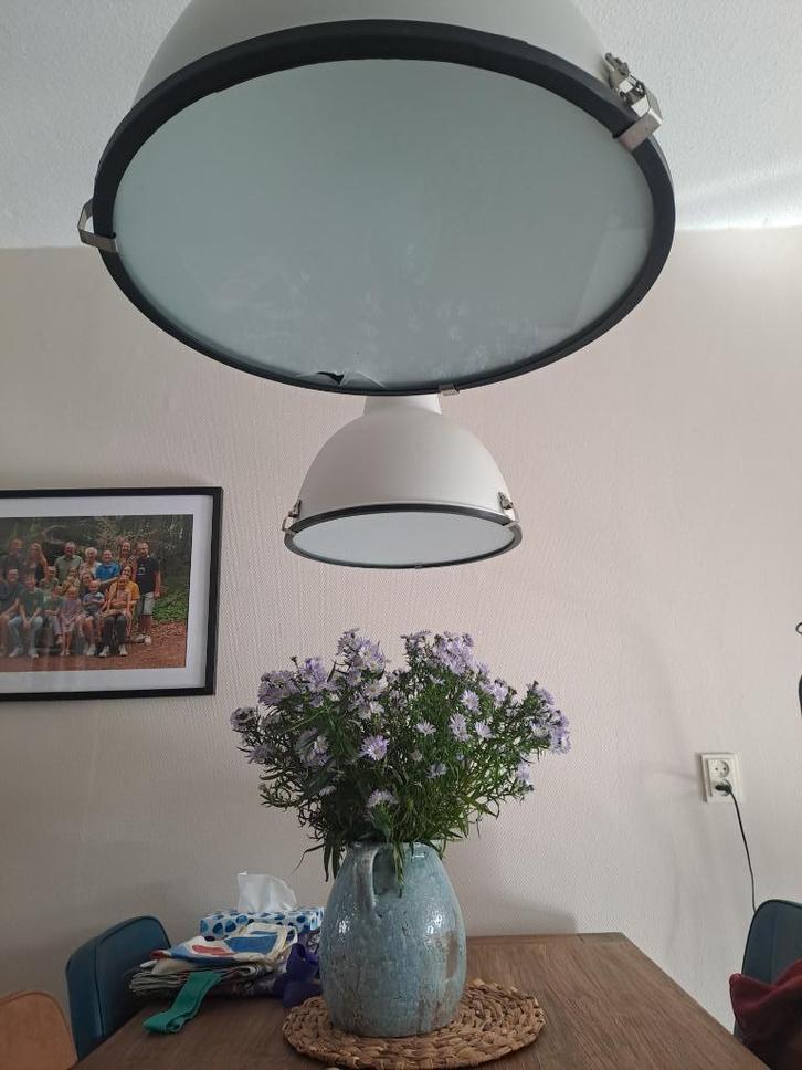 2 stuks lichtgrijze industriele Hanglampen, Huis en Inrichting, Lampen | Hanglampen, Gebruikt, Minder dan 50 cm, Glas, Metaal