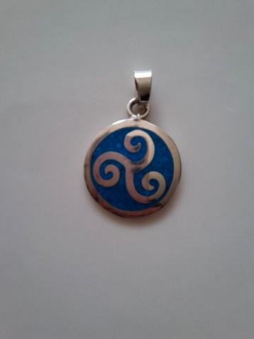 Zilveren (925) Triskelion/ Triskele hanger met Lapis Lazuli beschikbaar voor biedingen