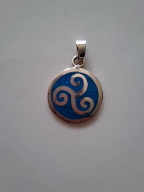 Zilveren (925) Triskelion/ Triskele hanger met Lapis Lazuli, Sieraden, Tassen en Uiterlijk, Kettinghangers, Zo goed als nieuw