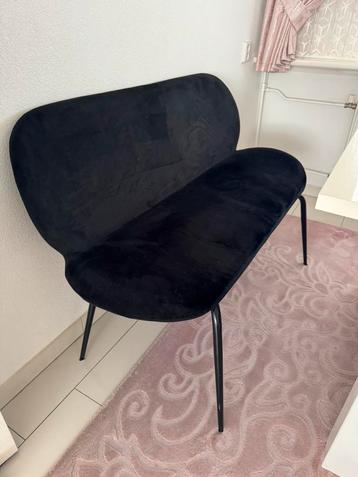 Stoelen (4) en eetbank beschikbaar voor biedingen