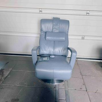 Lichtblauwe leren sta op stoel met massagefunctie beschikbaar voor biedingen