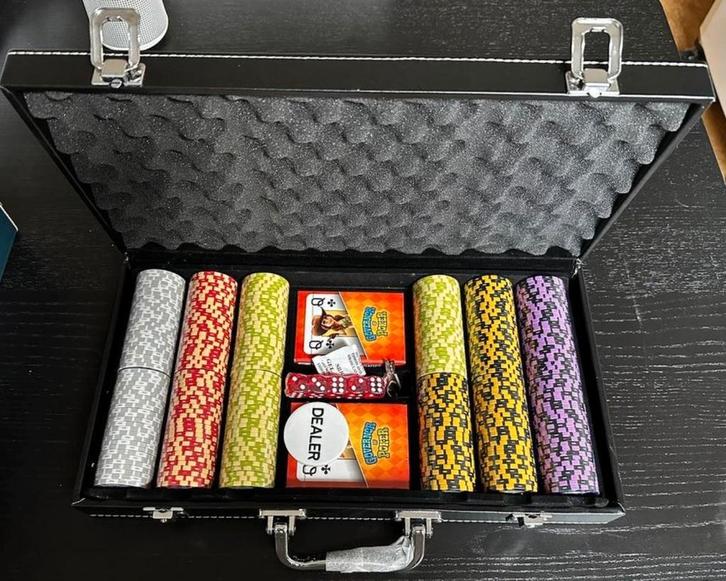 Zeer luxe en zeldzame pokerset in leren koffer! Nieuw!, Hobby en Vrije tijd, Gezelschapsspellen | Kaartspellen, Nieuw, Een of twee spelers