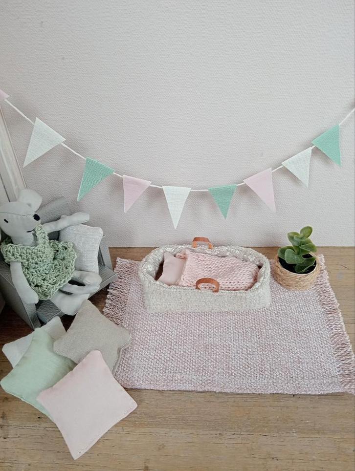 Reiswiegje vlaggetjes kussentjes vloerkleed poppenhuis, Verzamelen, Poppenhuizen en Toebehoren, Nieuw, Poppenhuis, Ophalen of Verzenden