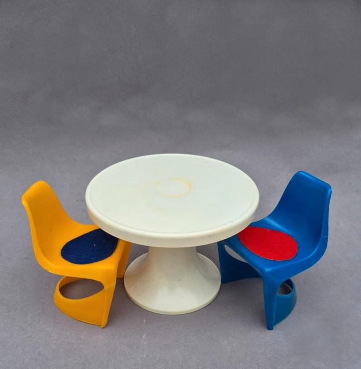 Barbie vintage stoelen tafel Helly Space Age CADO, Verzamelen, Poppen, Zo goed als nieuw, Accessoires, Ophalen of Verzenden