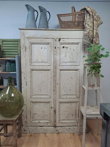 Brocante kast, sleets, oude tafel, oude luiken, oud bankje beschikbaar voor biedingen