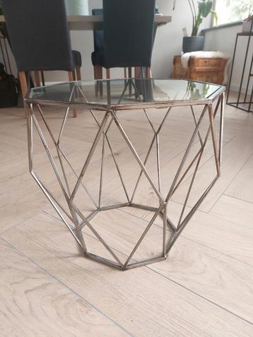 Bijzettafel met glas beschikbaar voor biedingen