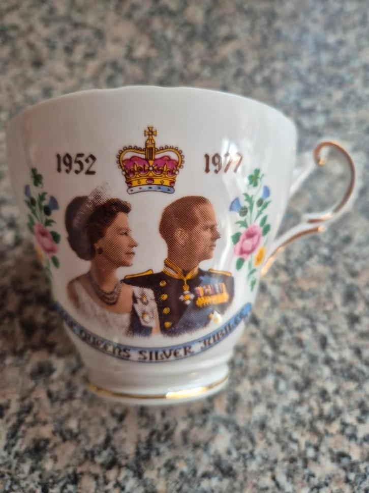 Herdenkings theekopje Zilveren jubileum Elizabeth II, Verzamelen, Koninklijk Huis en Royalty, Kaart, Foto of Prent, Ophalen