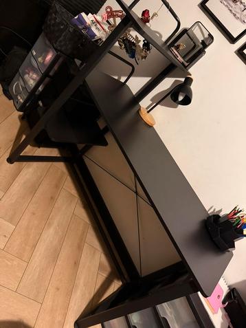 Zwarte bureau beschikbaar voor biedingen