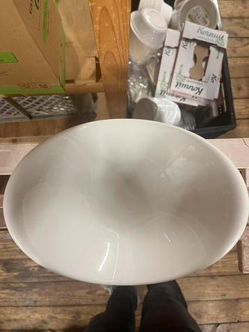 Witte schalen beschikbaar voor biedingen